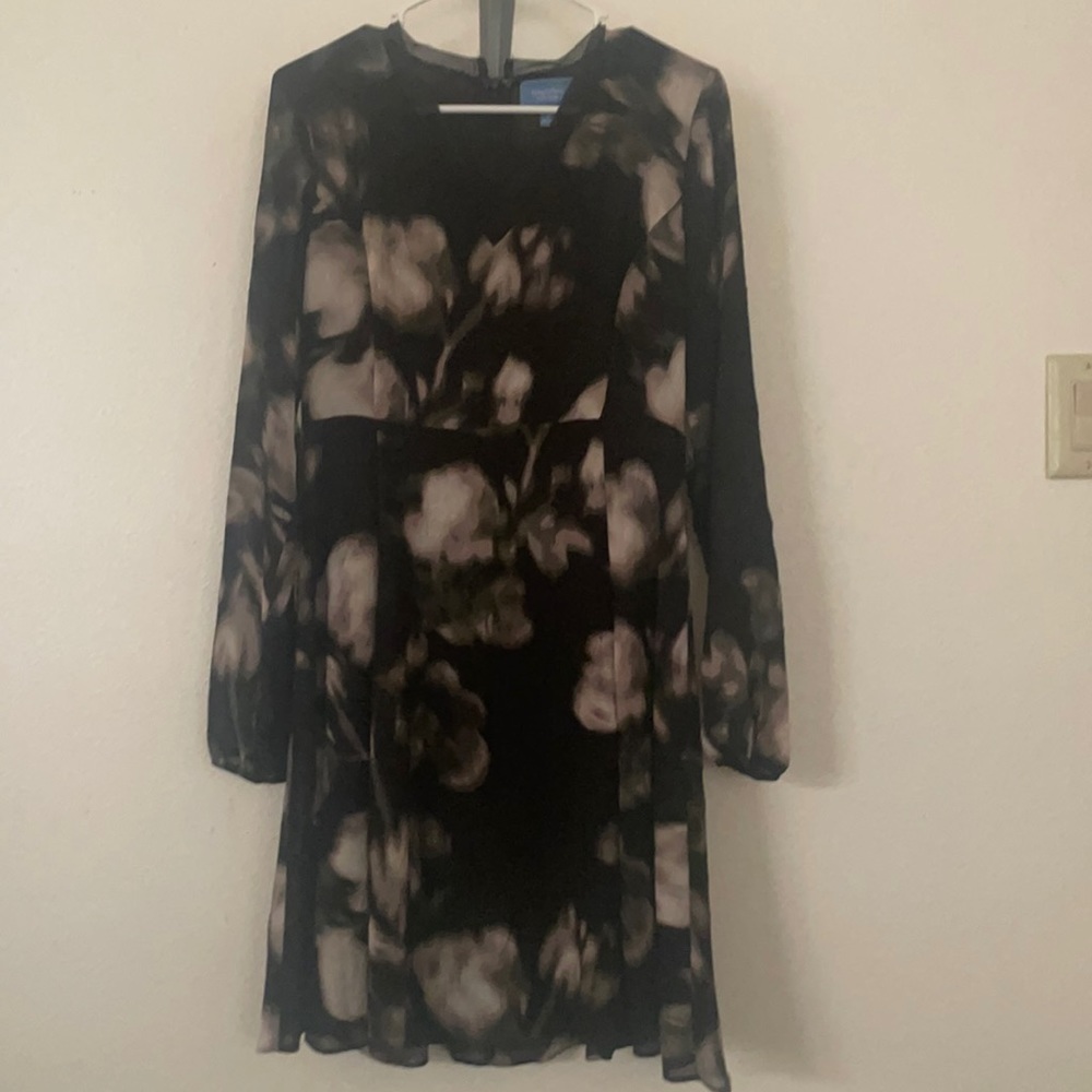 The brand is Vera Wang.  The size is a 8 women’s.